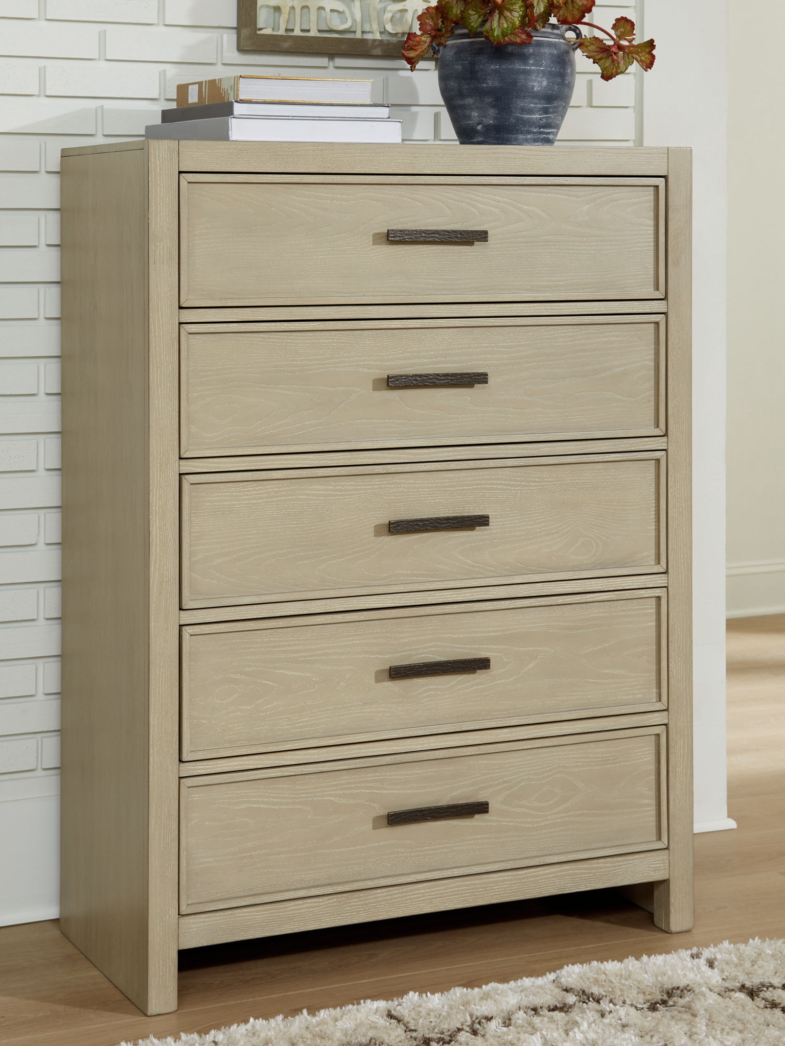 Commode grise à cinq tiroirs
