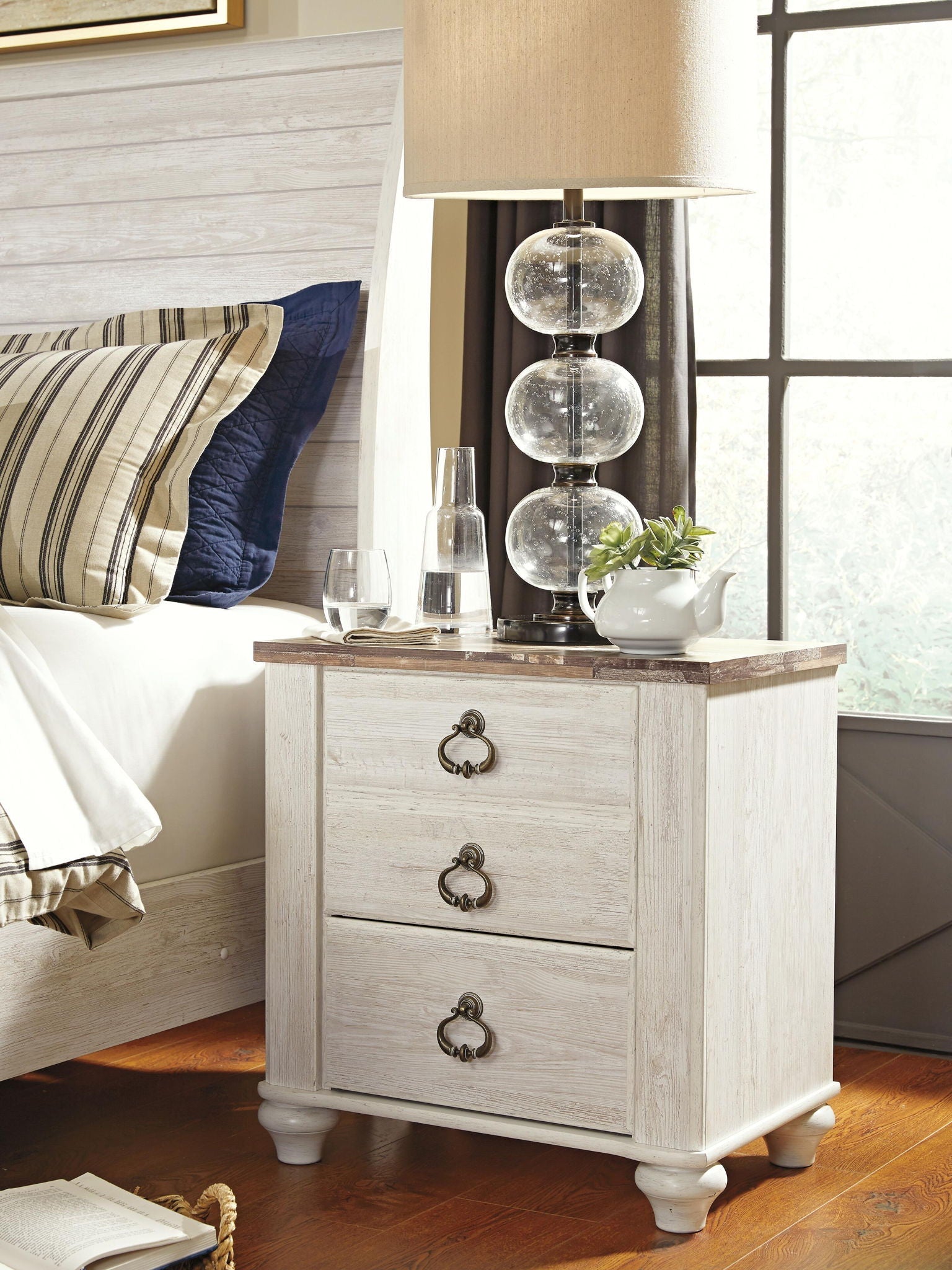 Table de chevet à deux tiroirs Whitewash avec port USB