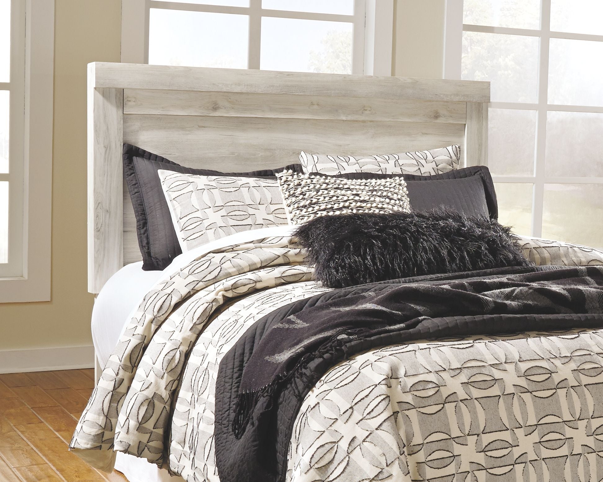 Lit plateforme blanchi avec rangement