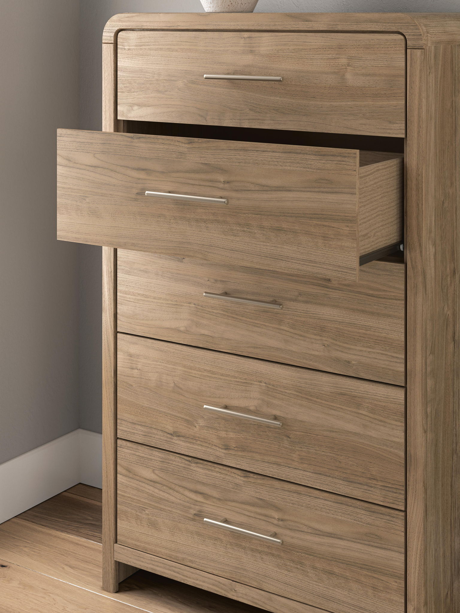 Commode brune à cinq tiroirs