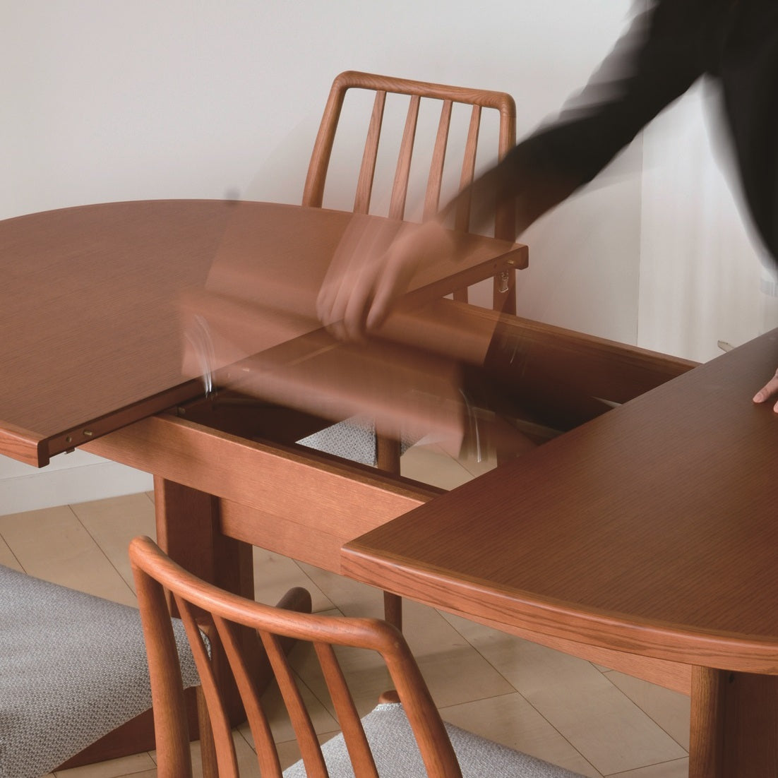 Table à manger extensible en chêne et noyer