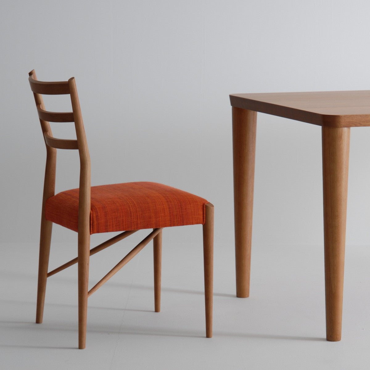 Chaise de salle à manger en noyer