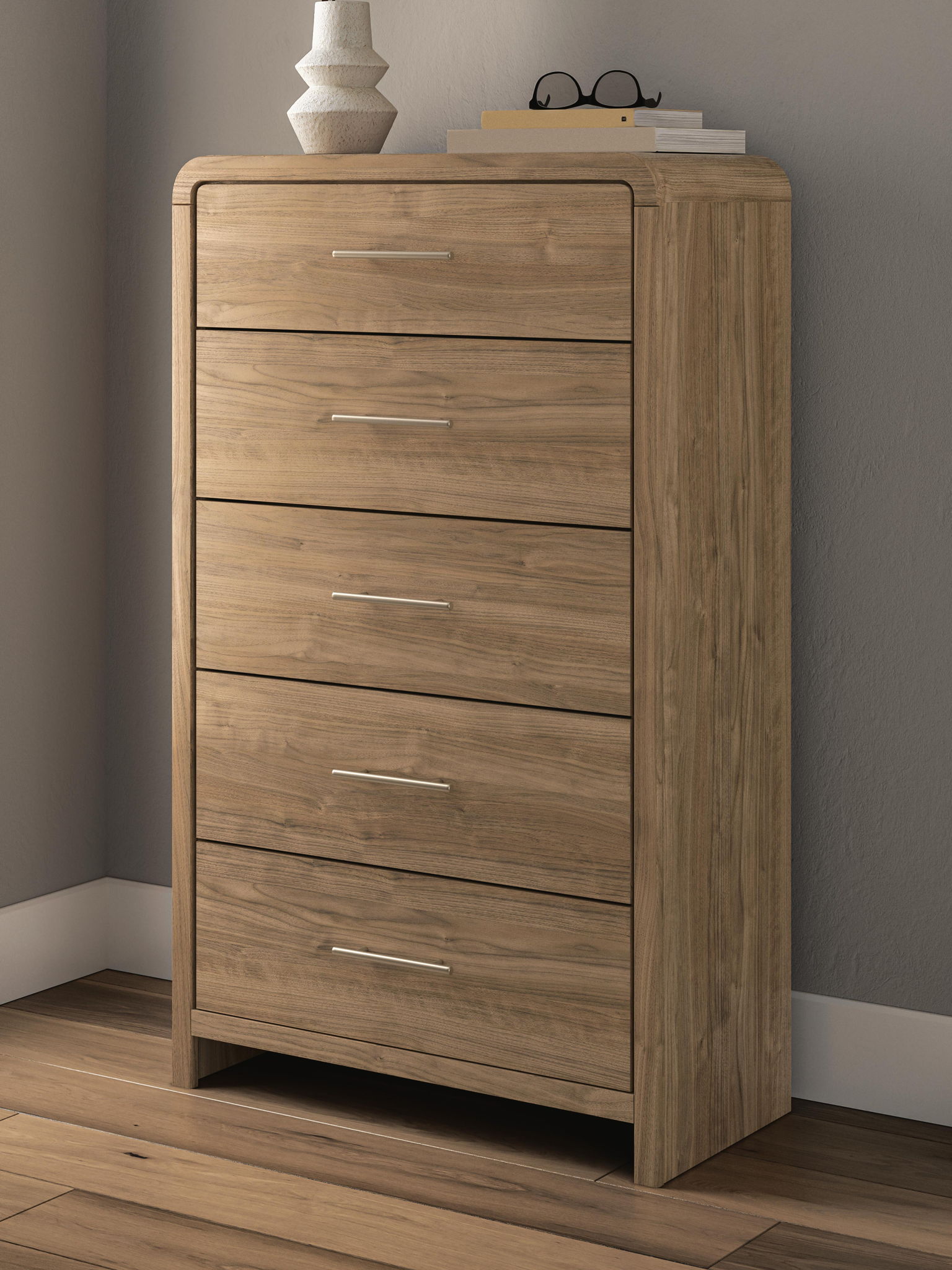 Commode brune à cinq tiroirs
