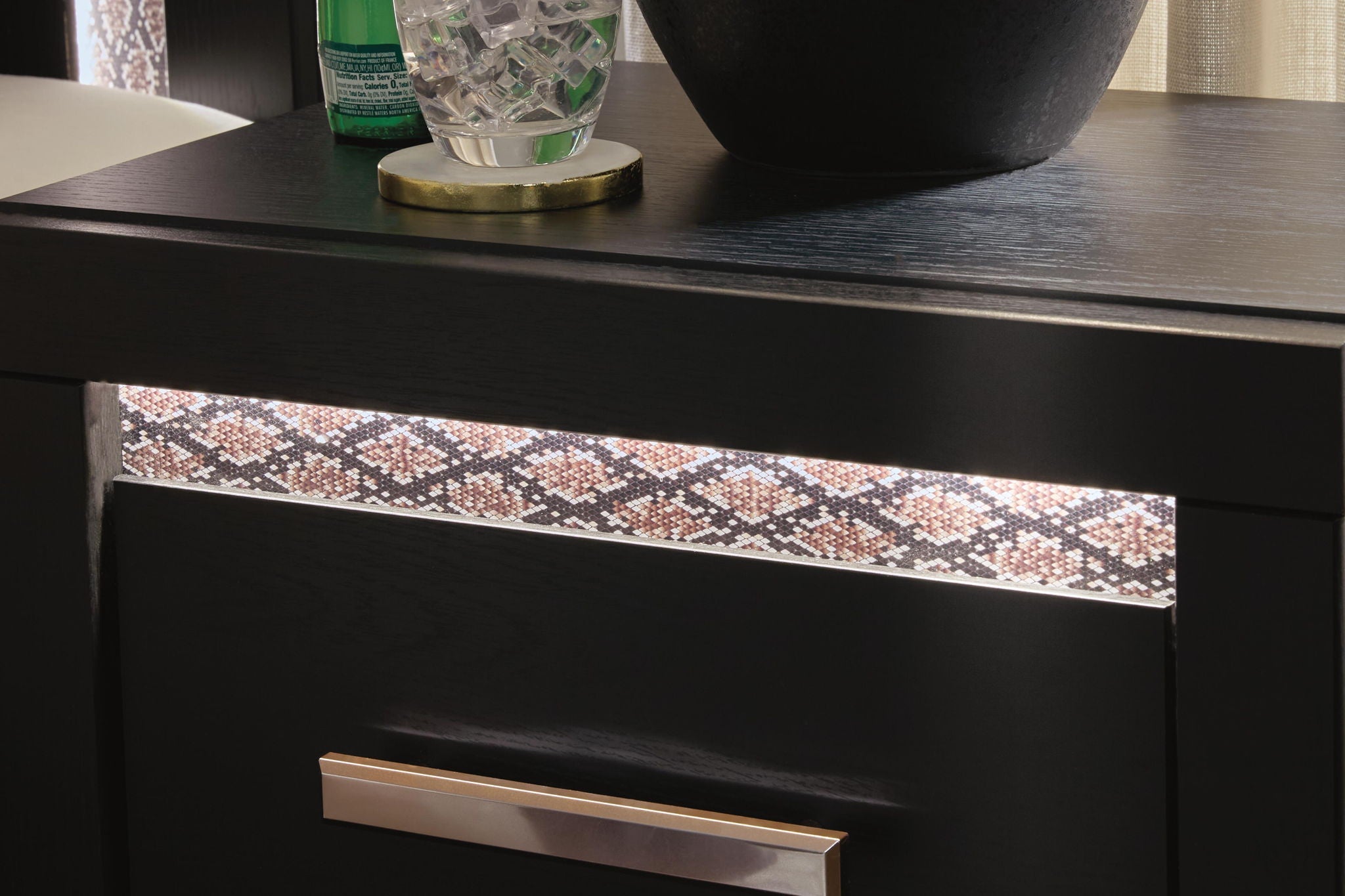Table de chevet noire à deux tiroirs avec LED et USB