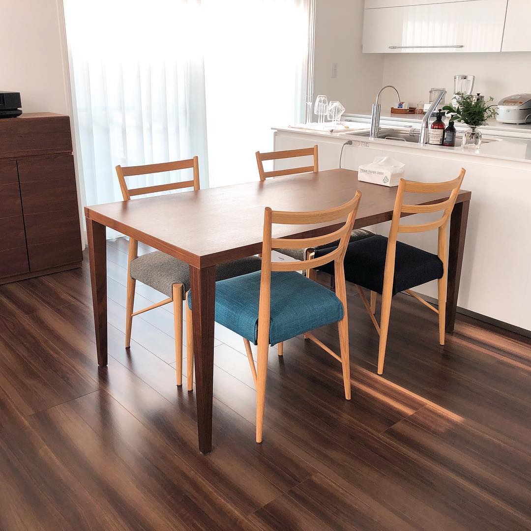 Chaise de salle à manger en noyer