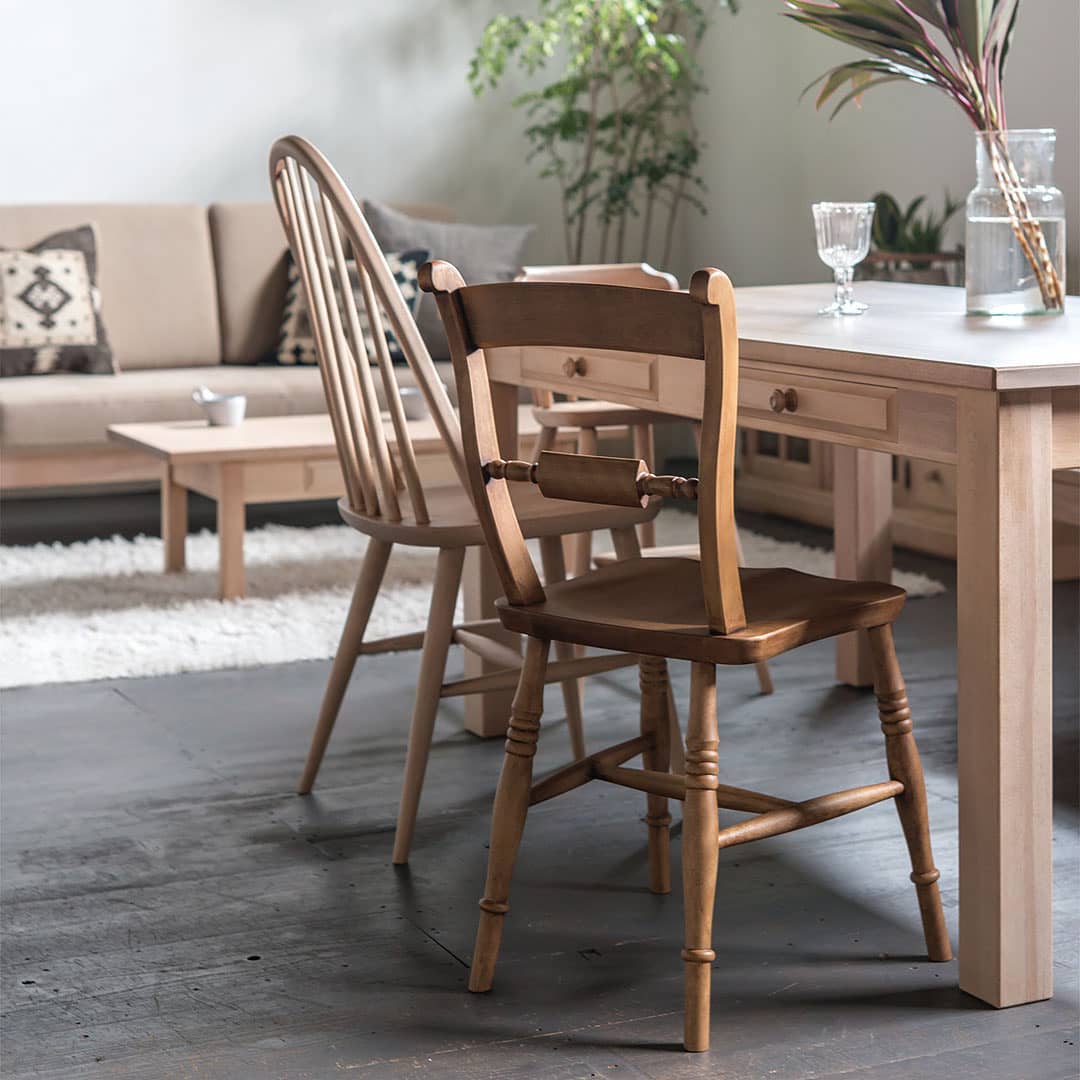 Chaise de salle à manger en bouleau à dossier haut
